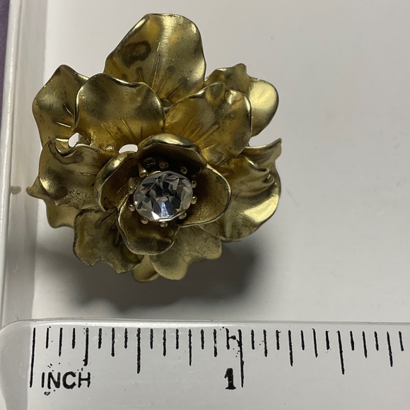 Vintage Large Petal Flower Ring Center Crystal Rhinestone Gold-tone Stretch Band - Picture 7 of 8